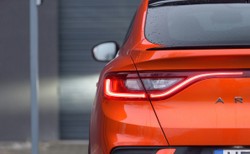 Renault Arkana szokuje wyglądem i zaskakuje osiągami. Polacy pokochali nowy gatunek SUV-a