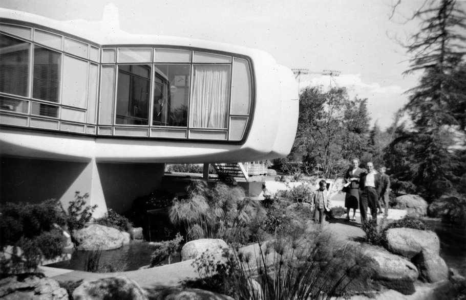 Prototypowy dom przyszłości Monsanto był atrakcją w Disneylandzie w Kalifornii, w okresie od 1957 do 1967. Futurystyczny obiekt miał na celu zademonstrowanie wszechstronności nowoczesnych tworzyw sztucznych