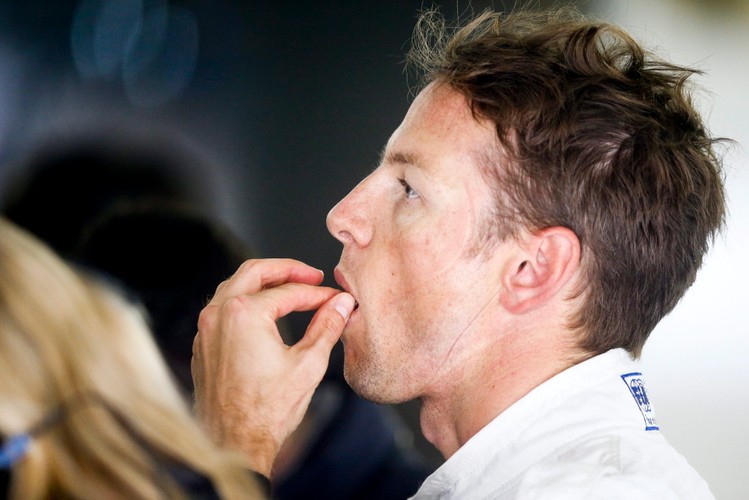 Jenson Button ściga się pod czujnym okiem pięknej partnerki