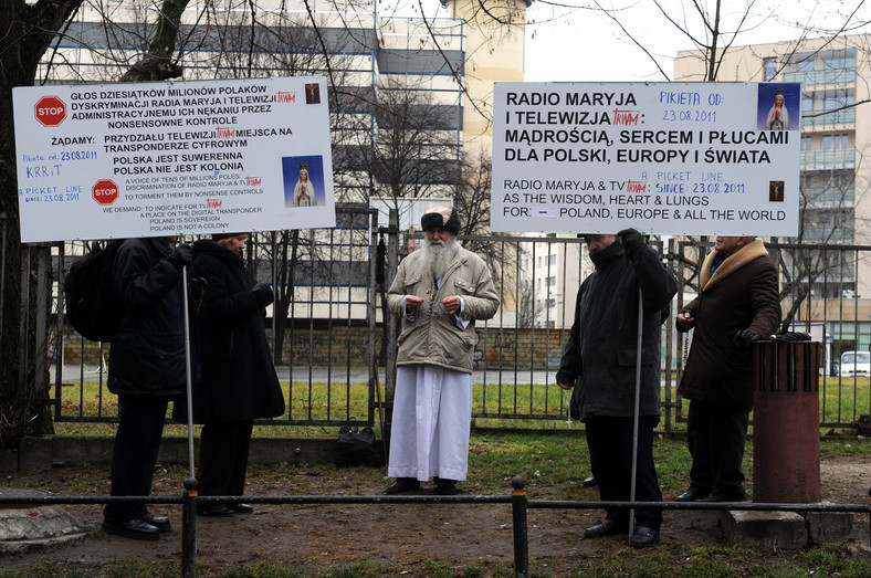 Protest słuchaczy Radia Maryja przed KRRiT w styczniu 2012 r.