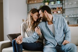 Współcześni młodzi rzadziej angażują się w związki. Z czego to wynika?