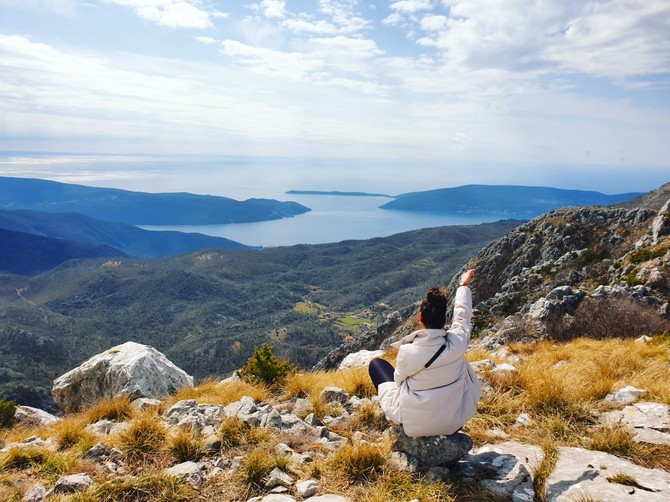 Sa Sniježnice se pruža pogled na tri strane bokokotorskog zaliva