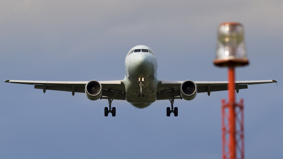 Indonezyjskie Ministerstwo Transportu, po ostatnich katastrofach, wreszcie skontrolowało swoje linie lotnicze. 61 lotów, odbywało się tam regularnie, bez pozwoleń, albo wbrew zakazom. Eksperci ostrzegają też, że lotnictwo w Azji i na Pacyfiku nie nadąża za gwałtownie wzrastającą liczbą pasażerów i w regionie robi się po prostu niebezpiecznie. Może warto więc, kupując bilet, spojrzeć też na inne aspekty niż cena i być bardziej świadomym swoich wyborów?