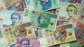 Kurs złotego zagrożony? Dolar, euro i frank biją w portfele Polaków