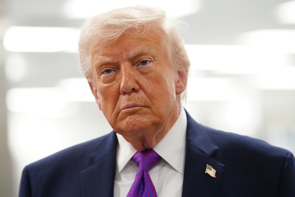 "FIN MOMAK, ALI SLAB I GLUP" Tramp šokirao izjavom nakon što je njegov blizak saradnik podneo ostavku zbog Irana: "Dobro je što je otišao"