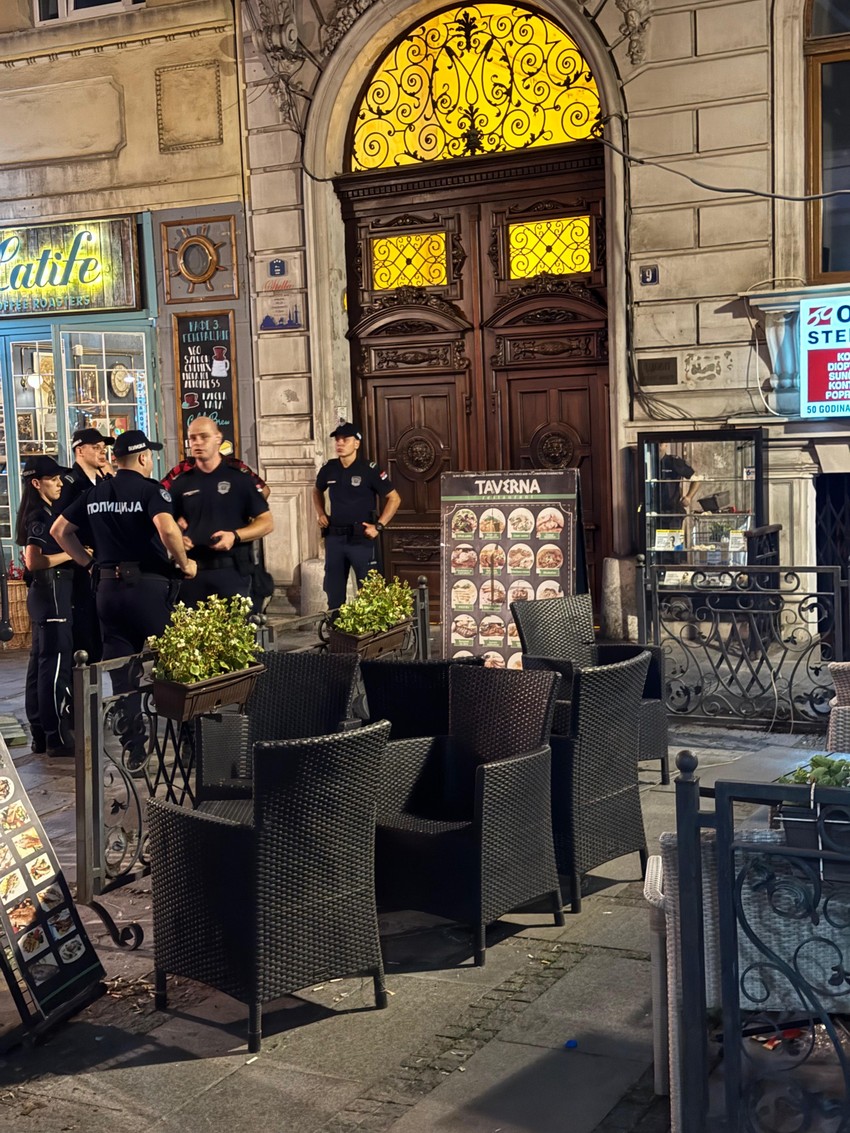 Veliki broj policije u Zmaj Jovinoj ulici