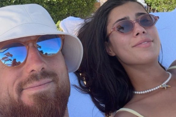 TRUDNA OLGA DANILOVIĆ I NJEN VERENIK UŽIVAJU ZA SVE PARE! Fudbaler pokazao romantične trenutke sa letovanja: Zajedničko sunčanje, "infinity" bazen i najlepši zalasci (FOTO)