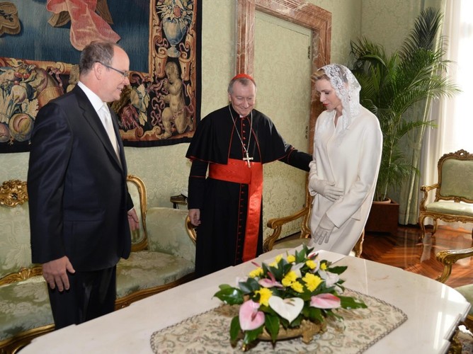 Księżna Charlene, książę Albert II i kardynał Pietro Parolin