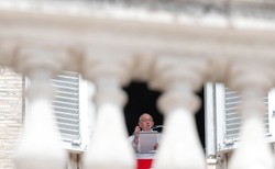 Papież Franciszek staje w obronie Jana Pawła II. "Był święty za życia"