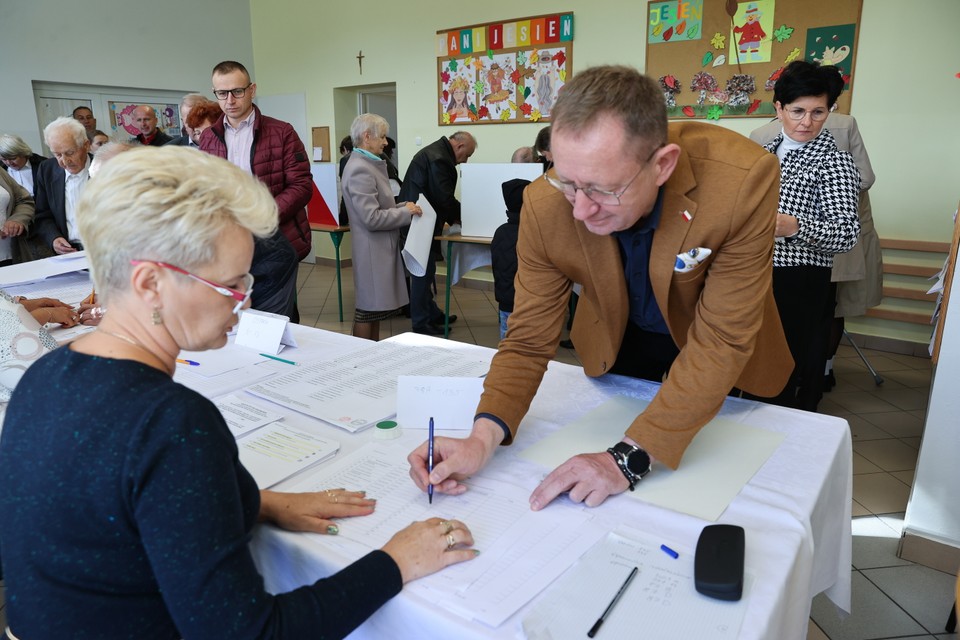 Minister rolnictwa Robert Telus w lokalu w Ogonowicach (woj. łódzkie)