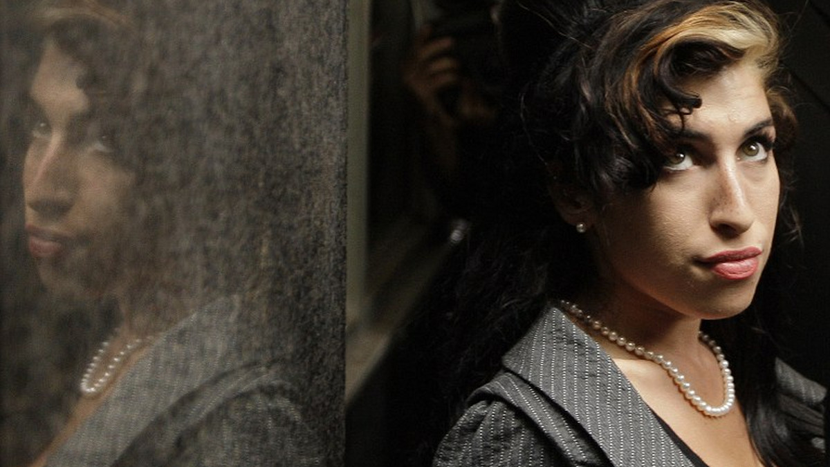 Powtórzone dochodzenie ws. przyczyny śmierci Amy Winehouse potwierdziło, że brytyjska piosenkarka zmarła na skutek przedawkowania alkoholu. Nie stwierdzono podejrzanych przyczyn zgonu. Artystkę znaleziono martwą w jej londyńskim mieszkaniu 23 lipca 2011 roku.