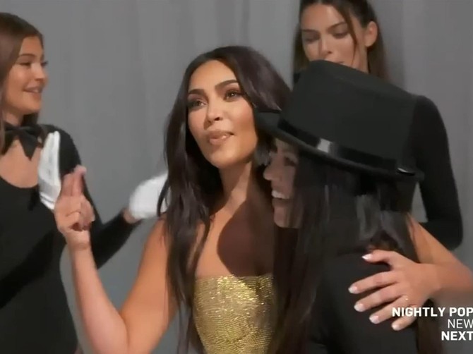 Kim Kardašijan Vest sa sestrama Kendal i Kajli Džener (iza nje) i Kortni Kardašijan