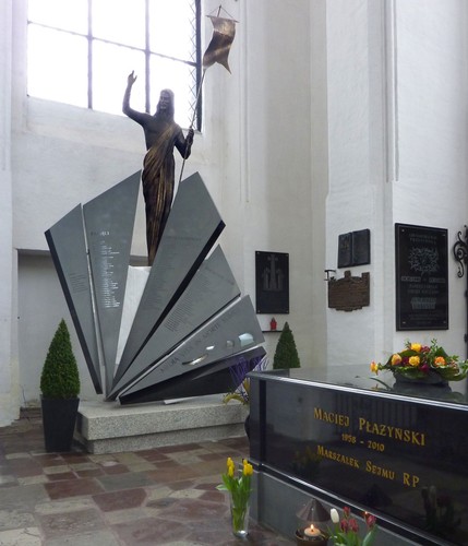 Pomnik ofiar katastrofy samolotu rządowego pod Smoleńskiem w Bazylice Mariackiej w Gdańsku (Fot. Stanislaw Kosiedowski, graph. correction Szczebrzeszynski)