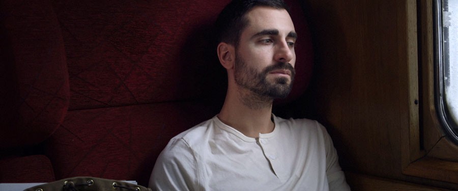 Jak zatrzymać ślub, reż. Drazen Kuljanin
<br><br>
„Jak zatrzymać ślub” - jedno z największych odkryć 30. Warszawskiego Festiwalu Filmowego, laureat Grand Prix w konkursie 1-2 – to film, który został nakręcony w 5 godzin i 17 minut. Tyle trwa podróż pociągiem z Malmö do Sztokholmu. Dwójka bohaterów, Amanda (Lina Sundén) i Philip (Christian Ehrnstén) spotykają się w jednym przedziale. Ona śpi przytulona do sztucznej gitary, on ma obłędny wzrok zakochanego desperata. Zaczynają rozmawiać – niezobowiązująco, żeby zabić czas długiej podróży w środku zimy. Nagle orientują się, że zmierzają w to samo miejsce. W tym samym momencie stają się wspólnikami w sprawie, która wydaje się im na wagę życia i śmierci.
<br><br>
Wraz z przesuwającym się za oknami krajobrazem – i wypitym z piersiówki alkoholem - coś się zmienia. Patrzą nawzajem na swoje emocjonalne obnażenie, mimochodem dowiadują się, co ich wzrusza i rozczula. Philip obserwuje ekstatyczny taniec Amandy, ona zaczyna zauważać w nim mężczyznę. Kiedy emocje eksplodują, cel podróży nagle się zmienia – choć każde z nich musi samo, we własnym tempie, rozstać się z pytaniem „Jak zatrzymać ślub”. [opis dystrybutora]