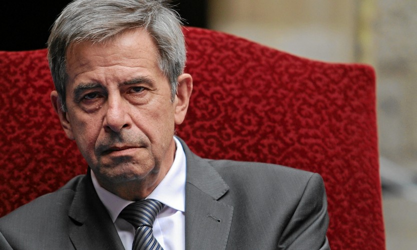 <b>Miejsce 5. Prof. Andrzej Zoll</b><br />przewodniczący Komisji Kodyfikacyjnej Prawa Karnego, wykładowca na UJ, awans z pozycji 23.<br /><br />Człowiek instytucja, były rzecznik praw obywatelskich i były prezes Trybunału Konstytucyjnego, który w dziedzinie legislacji zajmie niebawem miejsce prof. Juliusza Makarewicza, autora kodeksu karnego z okresu międzywojnia. Andrzej Zoll jest przewodniczącym Komisji Kodyfikacyjnej Prawa Karnego, która niedawno zakończyła prace nad dwoma projektami: kodeksu karnego i kodeksu postępowania karnego. Dokumenty, po uchwaleniu przez parlament i wejściu w życie, zapewne przez lata będą nazywane „kodeksami Zolla”. Profesor przeforsował rewolucyjne zmiany, m.in. to, że na rozprawie odbywać się będzie walka stron, a sędzia nie będzie już musiał zadawać pytań, aby ustalić prawdę materialną. Oskarżeni domagający się obrońcy z urzędu nie będą też już musieli tłumaczyć, że nie stać ich na pokrycie kosztów profesjonalnego pełnomocnika.