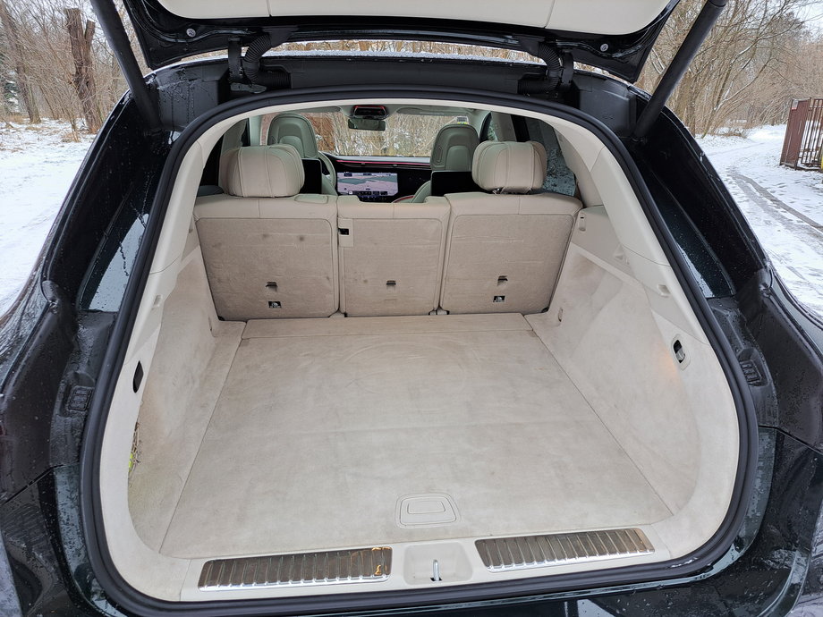 Mercedes EQS SUV - bagażnik ma niemal 700 l itrów objętości.