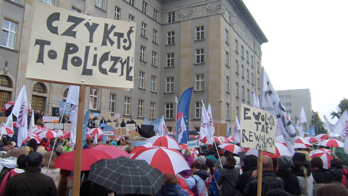 Rząd nie wycofa się z reformy oświatowej, ale jej wdrożenie zostanie przesunięte o rok. Posłowie PiS przeciwni szybkiej likwidacji gimnazjów spotkali się z Jarosławem Kaczyńskim i namawiali go, aby zmiany wprowadzić za dwa lata – pisze "Dziennik Gazeta Prawna".