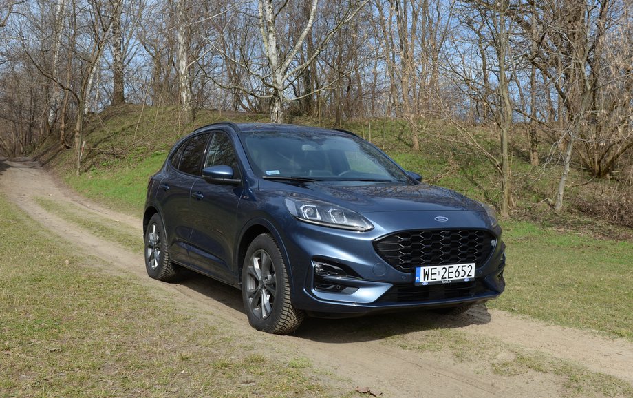 Ford Kuga ma ładną sylwetkę, która nawiązuje do stylizacji innych Fordów, w tym mniejszego SUV-a o nazwie Puma.