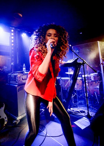 Ella Eyre podczas koncertu w klubie 'Syreni śpiew'