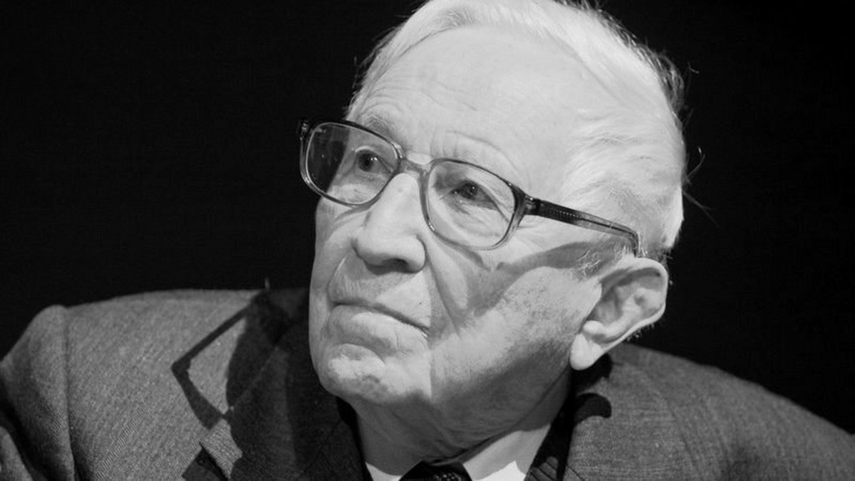 Tadeusz Różewicz, wybitny poeta i dramaturg, zmarł dziś nad ranem we Wrocławiu. W październiku skończyłby 93 lata. Od godziny 12 wrocławianie, którzy chcą oddać hołd poecie wpisują się księgi kondolencyjnej, którą wystawiono w Ratuszu.