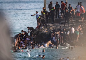 Migranti pokušavaju da pređu iz Maroka u špansku enklavu Seutu, Španija digla vojsku