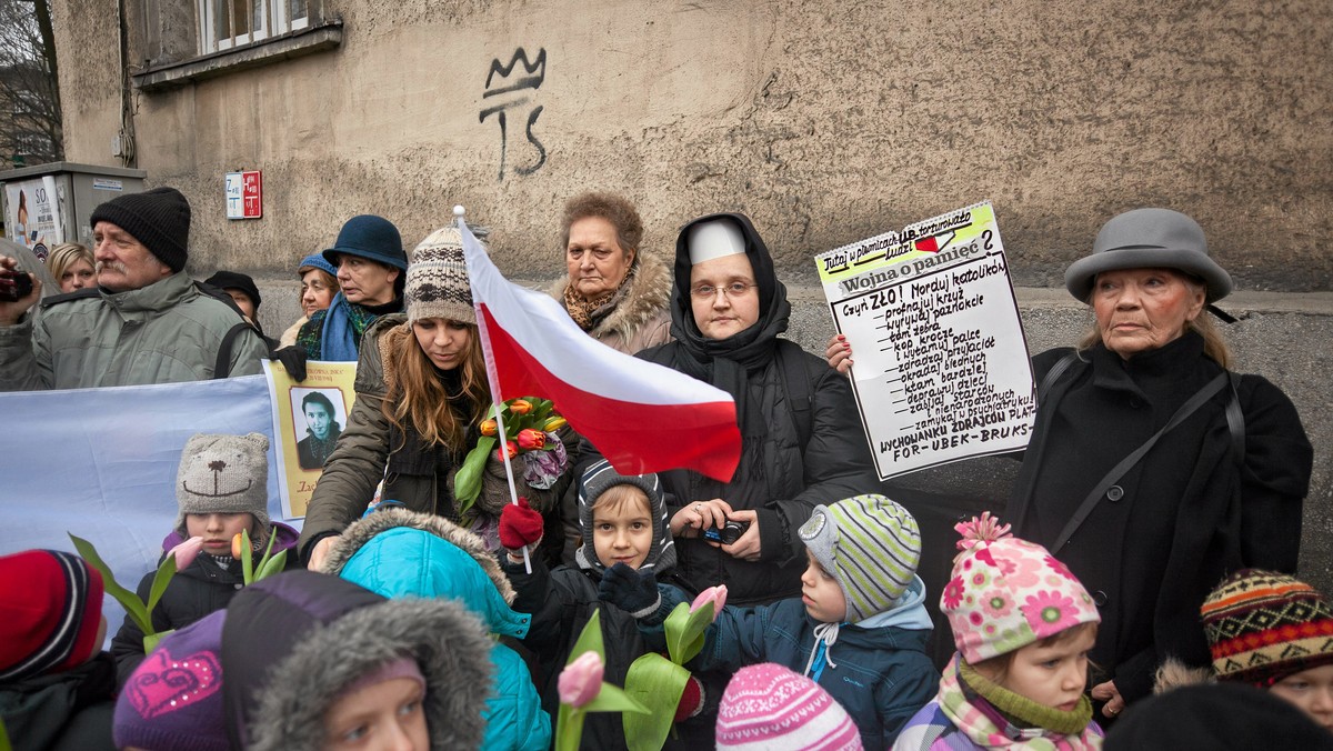 Blisko 900 osób uczestniczyło, według policji, w marszu zorganizowanym w Krakowie dla uczczenia pamięci żołnierzy wyklętych.