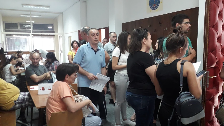 Meštani čekaju da daju krv za D. Ć. 