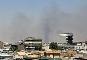 Dim nakon eksplozija blizu vojne baze sa američkim snagama u Irbilu, Irak, 24. jula