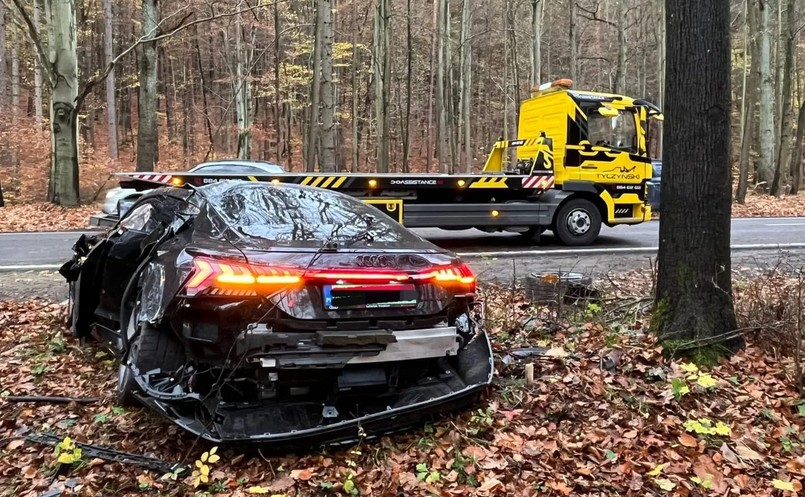 Elektryczne Audi RS e-tron GT rozbite w lesie