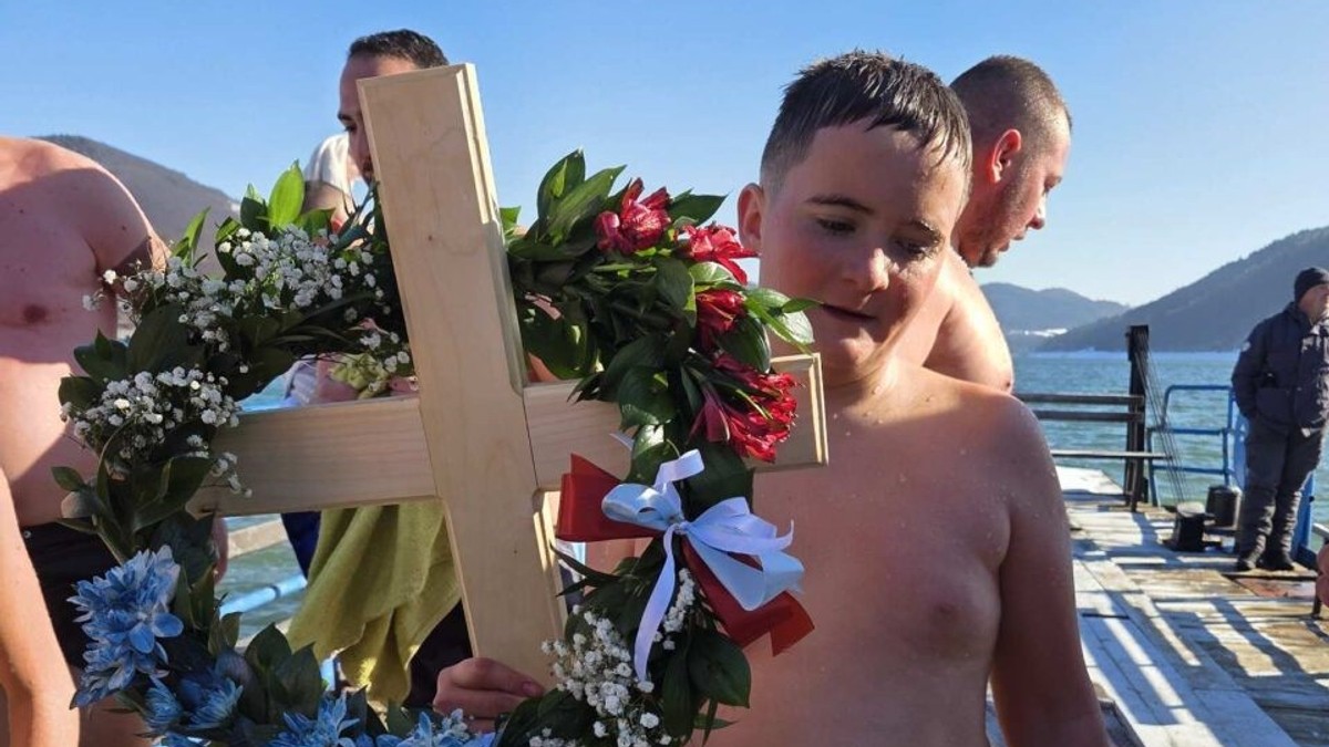 Ognjen prvi doplivao do Časnog krsta na Zlatarskom jezeru