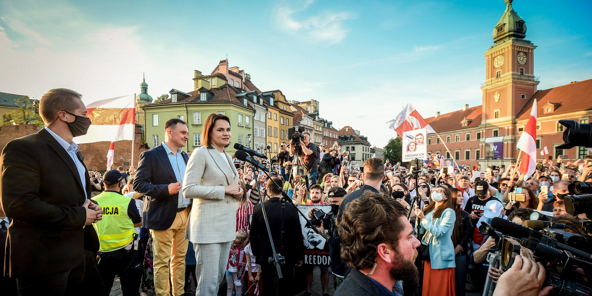 Na pl. Zamkowym w Warszawie opozycjonistkę witały prawdziwe tłumy. 