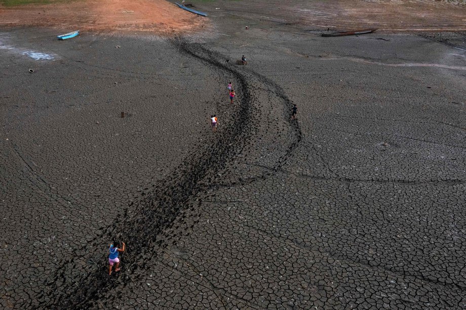 Widok z lotu ptaka na jezioro Alajuela, 50 km na północ od stolicy Panamy, 21 kwietnia 2023 r. Jezioro Alajuela jest jednym z głównych jezior dostarczających wodę do śluz Kanału Panamskiego.