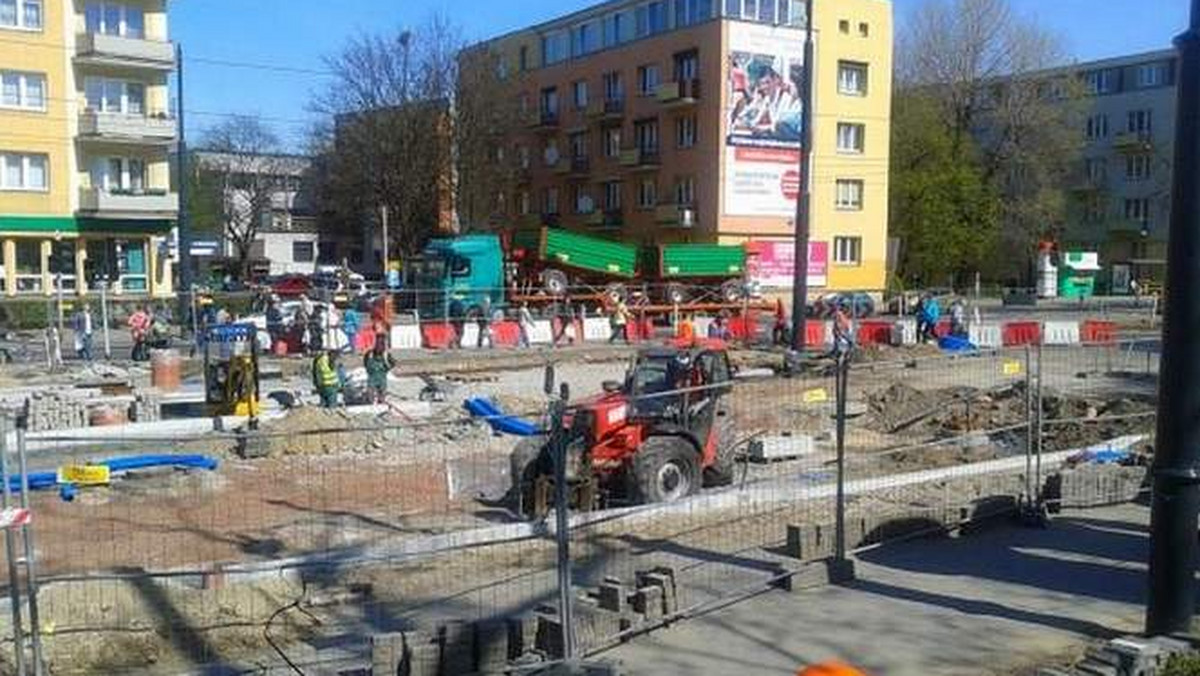 Na pl. NOT w Toruniu wróciły tramwaje. I zrobiło się niebezpiecznie dla pieszych. Próbując uniknąć pojazdu można wpaść pod samochód.