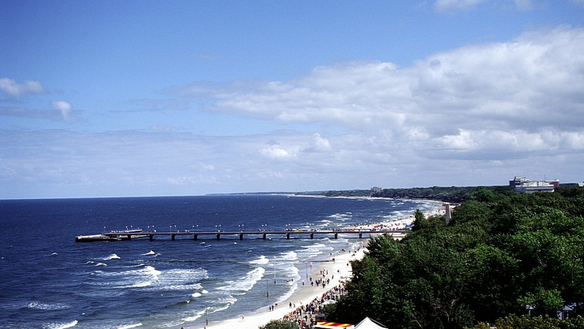 Polskie prawo daje obywatelom swobodny dostęp do morza i plaż. Inaczej niż w wielu europejskich kurortach tereny te z reguły nie trafiały w prywatny zarząd. To się jednak może zmienić z powodu inicjatywy hotelarzy z Kołobrzegu skupionych w Polskim Centrum SPA Kołobrzeg, wspieranych przez Regionalne Stowarzyszenie Turystyczno-Uzdrowiskowe (RSTU).