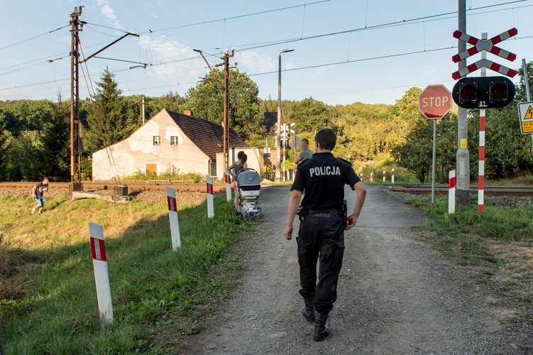 Policjant patrolujący okolice torów kolejowych w pobliżu 62. kilometra trasy łączącej Wrocław z Wałbrzychem