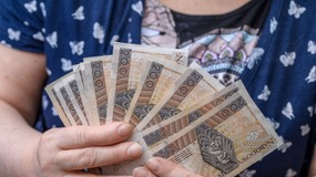 800 plus także dla seniorów. To finansowa rekompensata za każde wychowane dziecko, które płaci w Polsce podatki