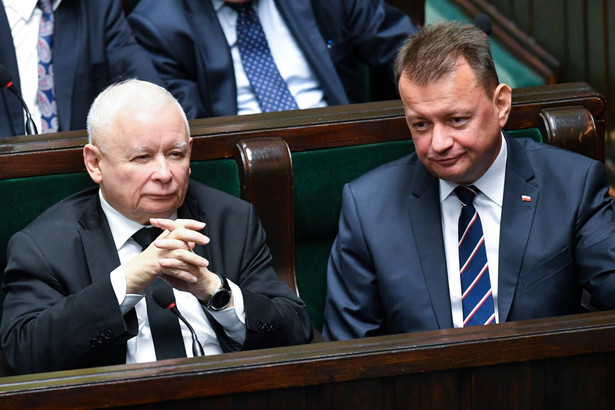 Prezes PiS Jarosław Kaczyński (L) i minister obrony Mariusz Błaszczak (P) na sali obrad Sejmu w Warszawie