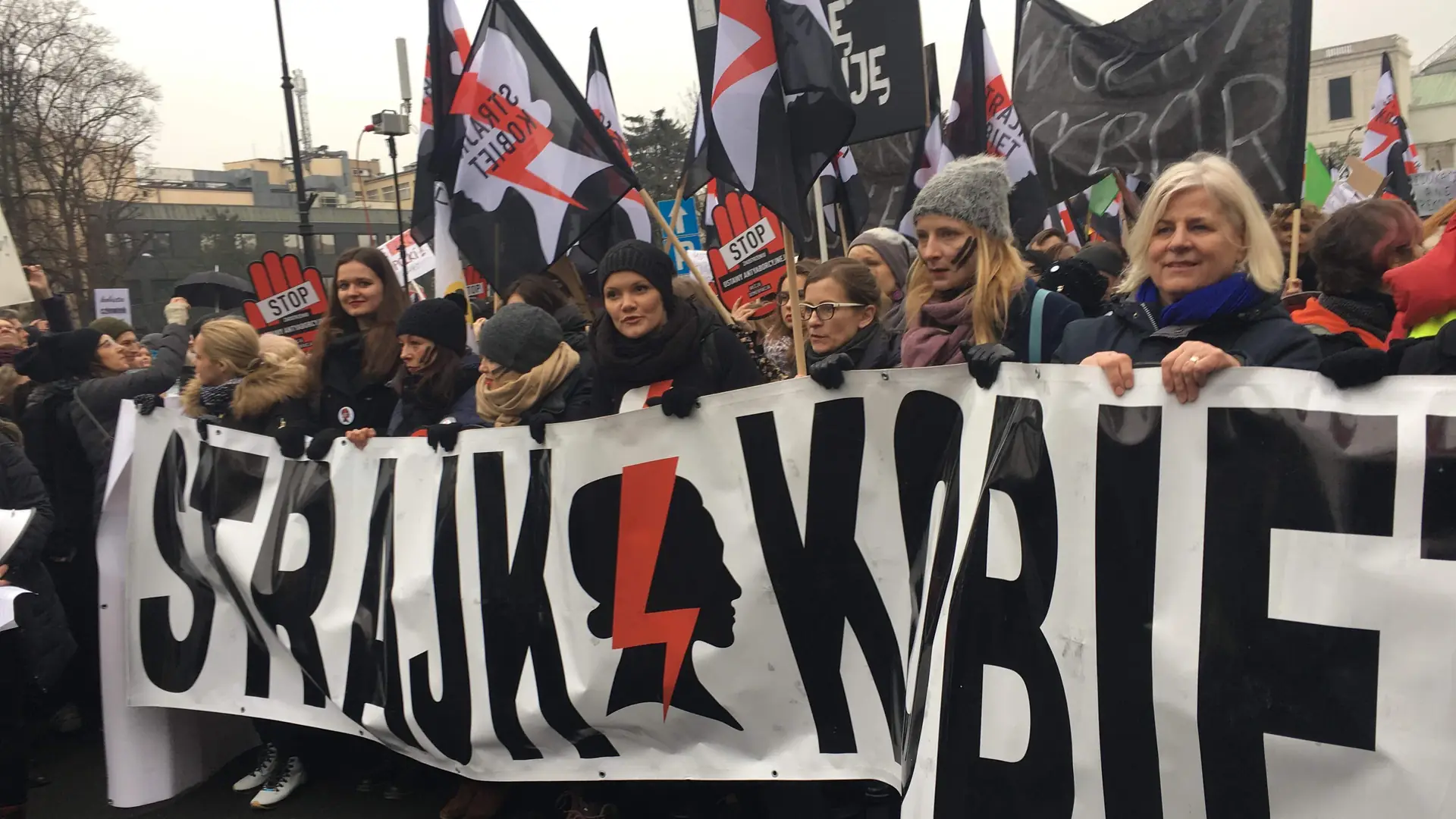 Czarny Protest zalał Warszawę. Tysiące kobiet walczyły o swoje prawa