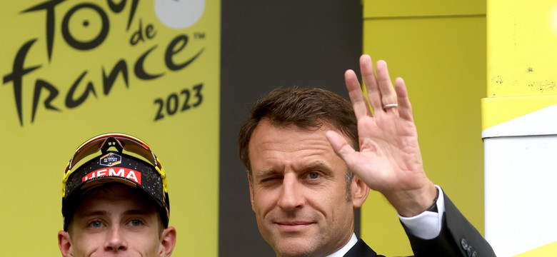 We Francji niespokojnie, a Emmanuel Macron "bawi" na Tour de France [FOTO]
