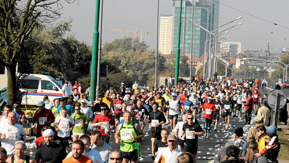 Kenijczyk Sammy Kigen Korir wygrał 6. Półmaraton Warszawski. Zwycięzca przebiegł dystans 21 kilometrów w czasie 1:01:18. Drugi na mecie, ze stratą 59 sekund, pojawił się jego rodak Peter Kariuki Wanjiru. Dla obu Kenijczyków występ w Warszawie był debiutem w Europie. Trzecie miejsce zajął drugi w ubiegłym roku Marcin Chabowski, który stracił do zwycięzcy minutę i 9 sekund. Za nim przybiegł Henryk Szost - olimpijczyk z Pekinu, aktualny wojskowy mistrz świata. Wśród kobiet w tegorocznej edycji imprezy triumfowała Katarzyna Kowalska, której na pokonanie trasy półmaratonu wystarczyła godzina, 11 minut i 27 sekund.