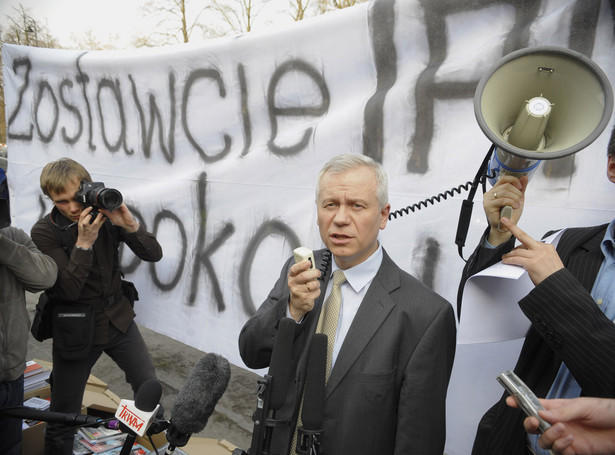 Tusk dostał komplet książek... IPN