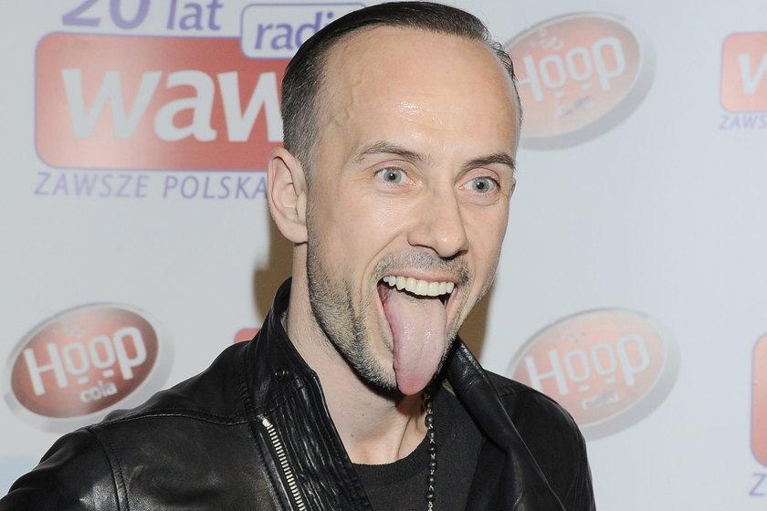 Adam Nergal Darski pokazuje język