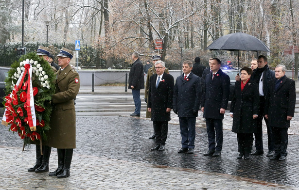 Prezydent wskazywał, że przez 123 lata walki o polską niepodległość zginęło tysiące "naszych rodaków".