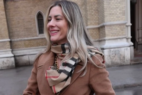 Sreli smo prelepu ženu koja nosi ŠAL OD 500 EVRA i čeka PAKET SA TEMUA: "Čizme sam uzela od ćerke, zabranili su mi da nosim štikle!"