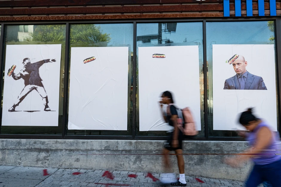 Posteri u Vašingtonu sa likom Šona Dana nakon incidenta sa bacanjem sendviča na federalnog agenta