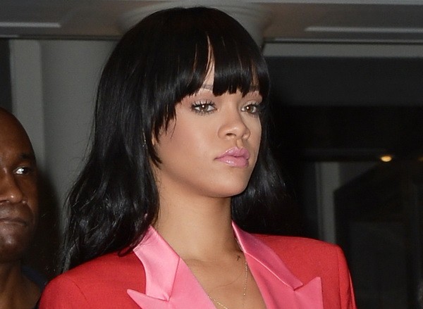 Később egy 70-esek éveket idéző fazont is kipróbált, újra kiegyenesítette a haját.