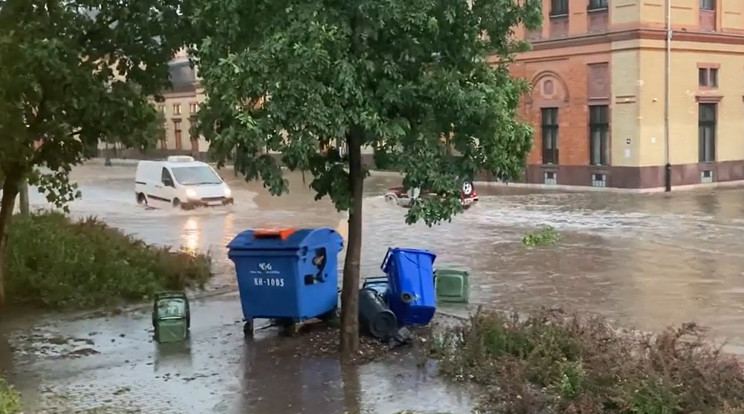 Tarolt az időjárás Kaposváron, úsznak az autók a villámárvíztől / Fotó: Facebook/Metfigyelő