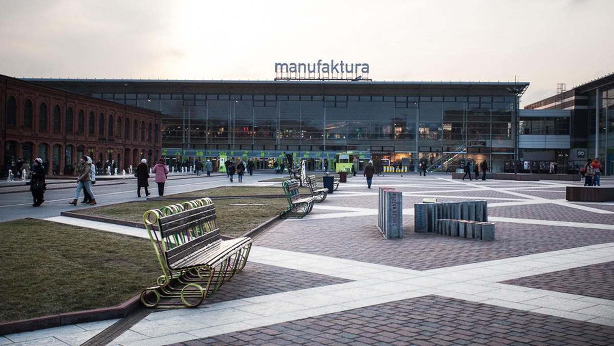 Główny plac łódzkiego centrum handlowo-rozrywkowego Manufaktura, mieszczącego się na terenie dawnego kompleksu fabrycznego Izraela Poznańskiego, będzie nosił nazwę Rynku Włókniarek Łódzkich. Obywatelski projekt uchwały przegłosowali w środę radni miejscy.