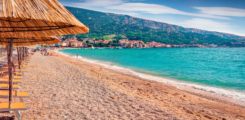 Plaża publiczna, Baška, wyspa Krk, archipelag zatoki Kvarner, Chorwacja