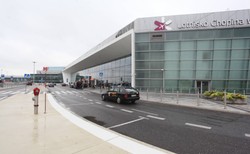 Dyrektor Lotniska Chopina zwalnia pracowników ochrony. "GW": Przeoczyli autobus wyborczy Trzaskowskiego